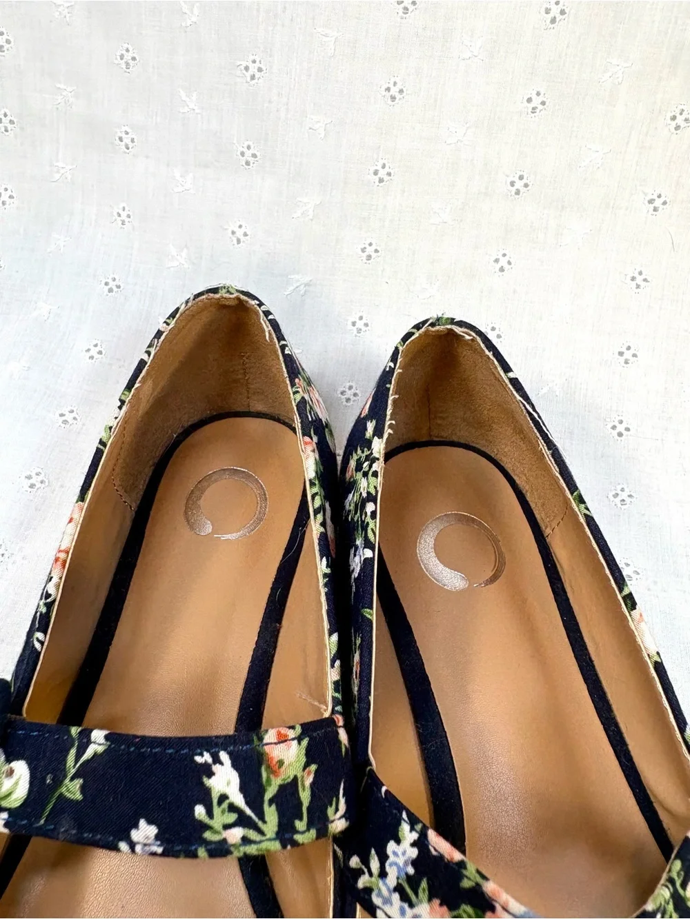 Journee Collection Navy Floral Pointed Flats